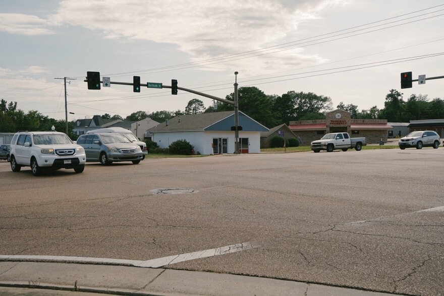 150 E Northside Dr, Clinton, MS for sale - Building Photo - Image 2 of 9