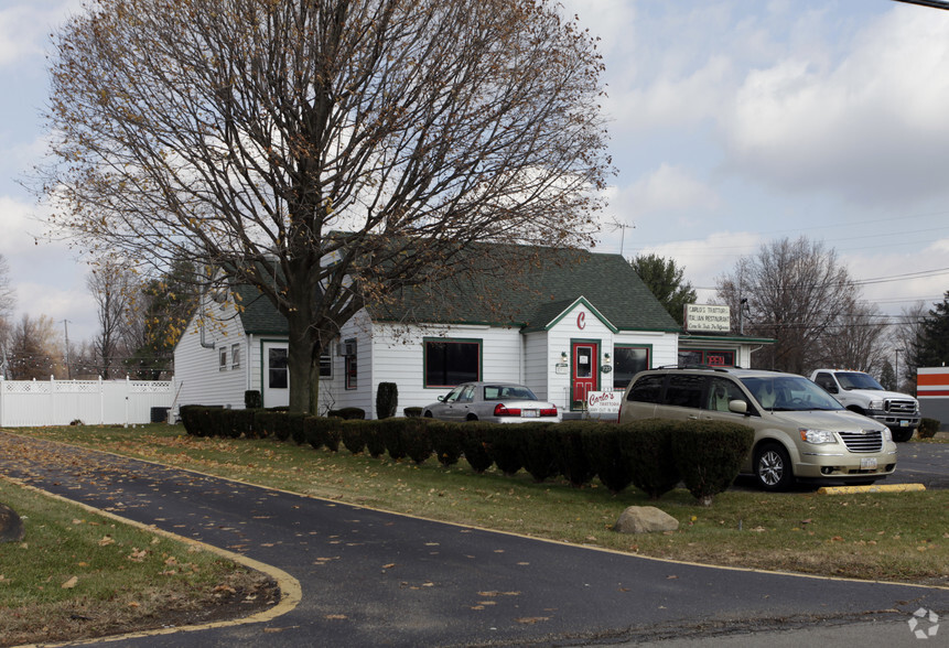 733 W Maple St, Hartville, OH à vendre - Photo principale - Image 1 de 1