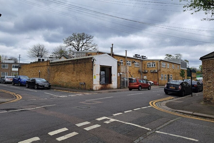 69 Hainault Rd, London for lease - Building Photo - Image 2 of 6