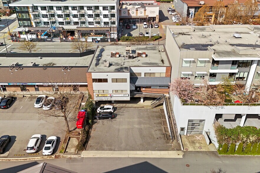 1075 Marine Dr, North Vancouver, BC à vendre - Photo du bâtiment - Image 3 de 11