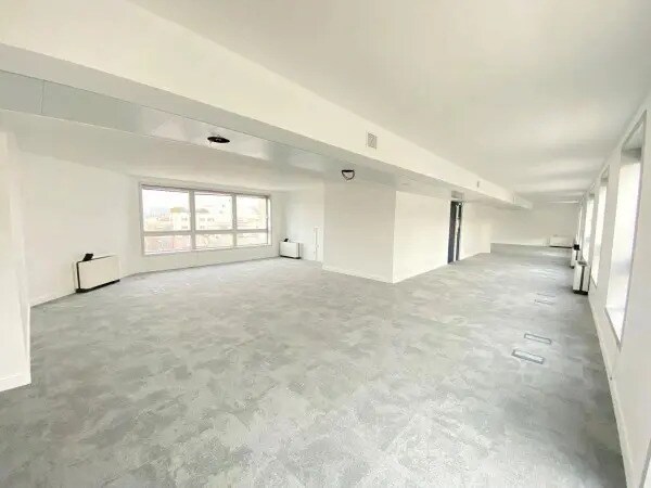 Office in Boulogne-Billancourt for lease Interior Photo- Image 1 of 5