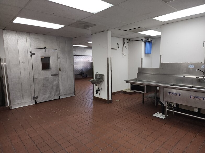 12204 N Division St, Spokane, WA for lease - Interior Photo - Image 3 of 7