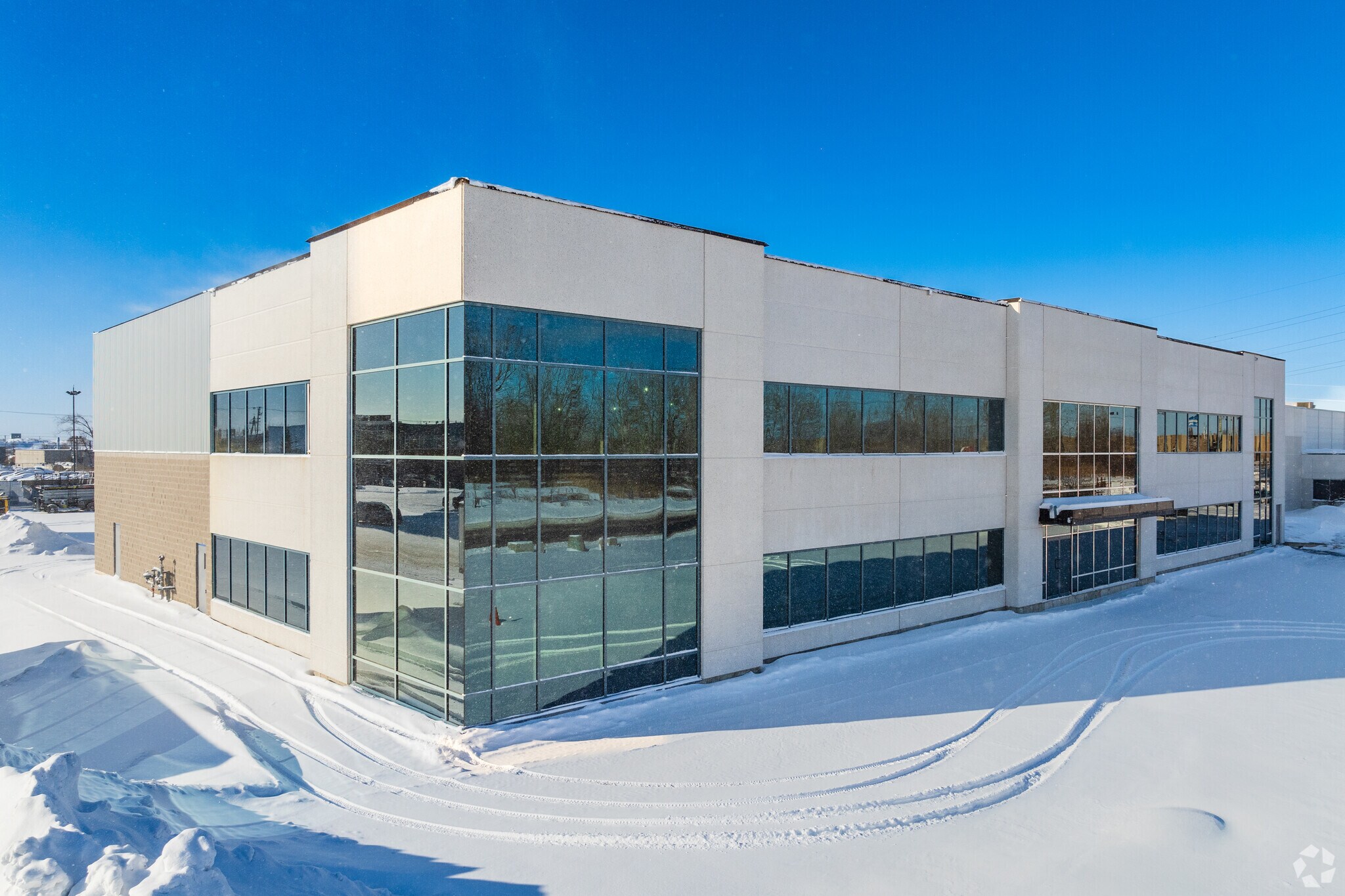 10900 Boul Du Golf, Montréal, QC for lease Building Photo- Image 1 of 6