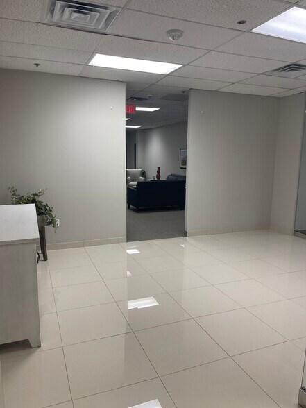 1303 W Walnut Hill Ln, Irving, TX à louer - Photo intérieure - Image 2 de 36