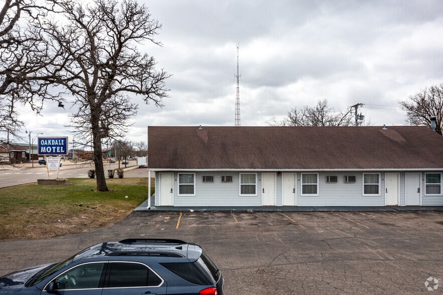 Oakdale Motel portfolio of 2 properties for sale on LoopNet.ca - Building Photo - Image 3 of 7