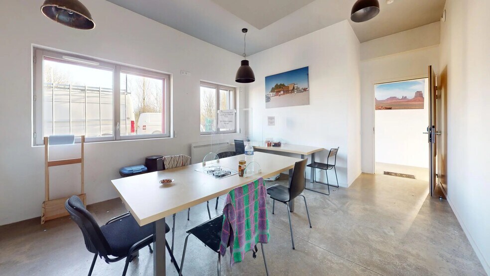 2 Route De Levis Saint Nom, Coignières for lease - Interior Photo - Image 2 of 13