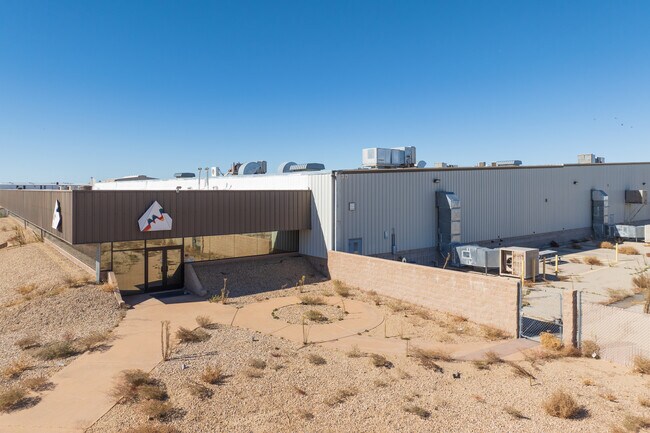 Plus de détails pour 9400 Holly Rd, Adelanto, CA - Industriel à louer