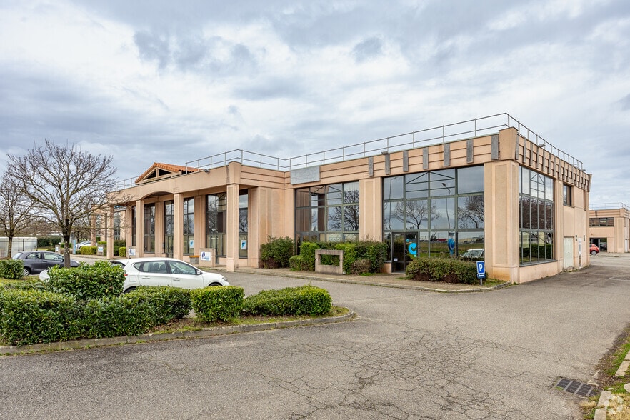 Office in Bron for lease - Building Photo - Image 2 of 3