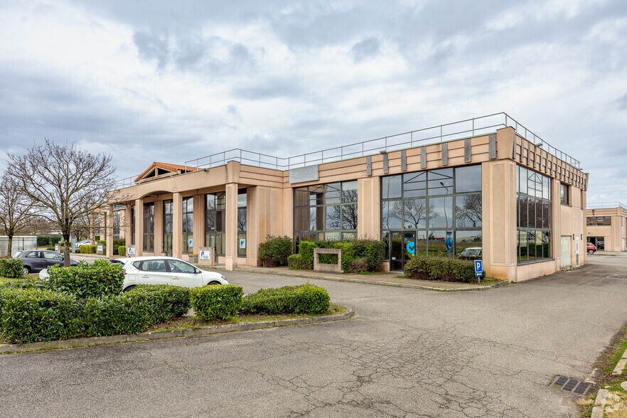 Bureau dans Bron à louer - Photo du bâtiment - Image 2 de 3