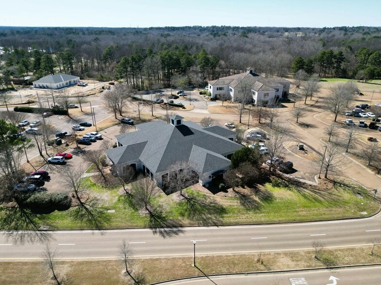 601 Crescent Blvd, Madison, MS à louer - Photo du bâtiment - Image 1 de 22