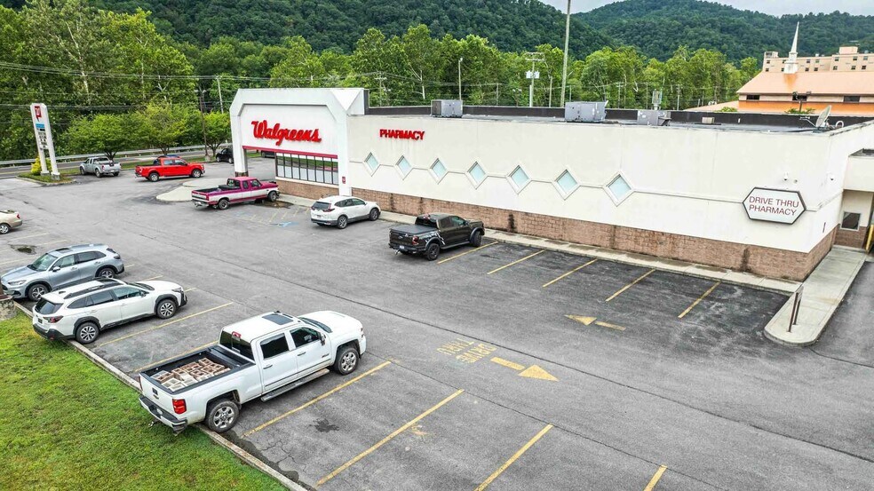 513 Stokes Dr, Hinton, WV à vendre - Photo du bâtiment - Image 1 de 2