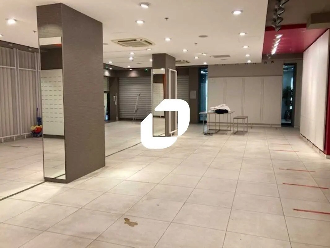 Retail in Suresnes for lease Interior Photo- Image 1 of 4
