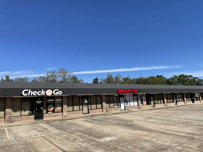 310 E Davis St, Conroe, TX for lease - Building Photo - Image 1 of 3