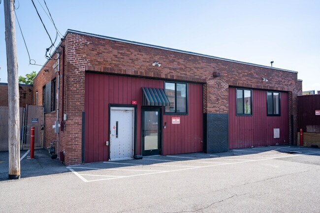 Plus de détails pour 6-8 Wadleigh Pl, South Boston, MA - Local d'activités à louer