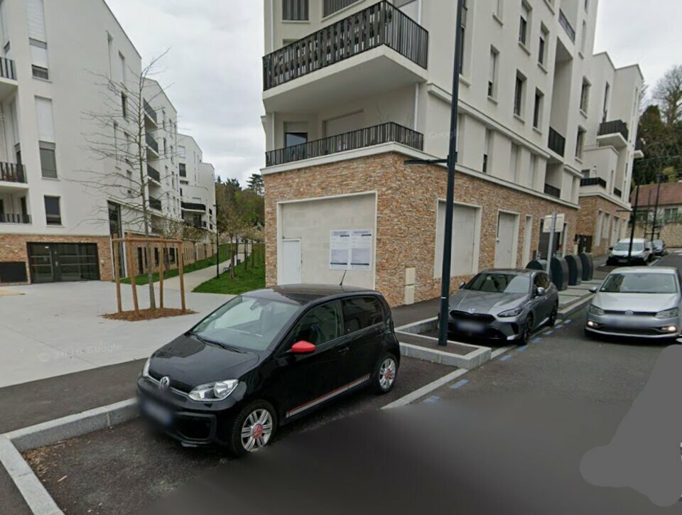 Retail in Poissy for lease Building Photo- Image 1 of 2