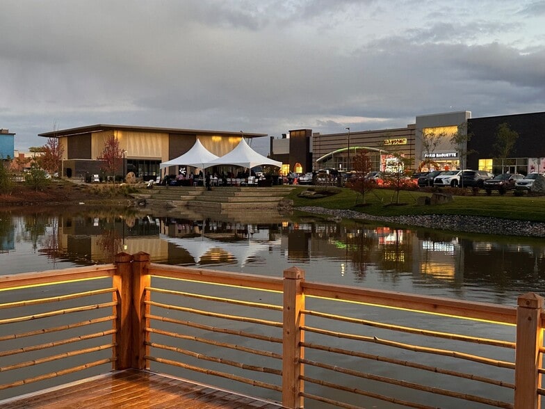 42750 Grand River Ave, Novi, MI for lease - Building Photo - Image 3 of 5