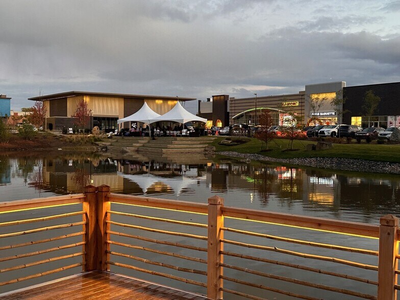 42750 Grand River Ave, Novi, MI à louer - Photo du bâtiment - Image 3 de 5