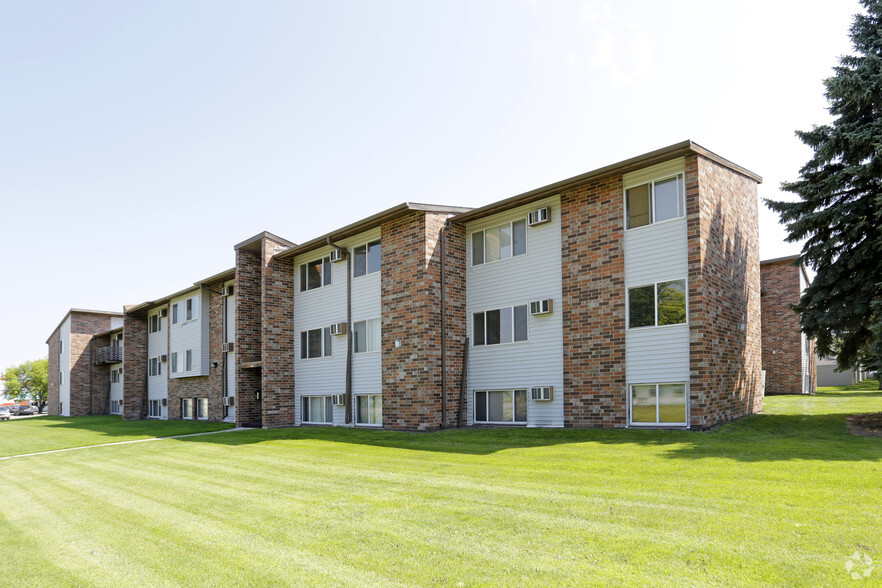 1110 Stanford Rd, Grand Forks, ND for sale - Building Photo - Image 1 of 1