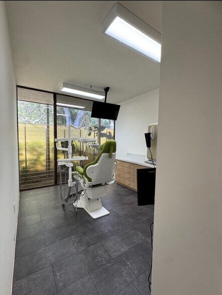 814 W Foothill Blvd, Monrovia, CA à vendre - Photo intérieure - Image 3 de 24