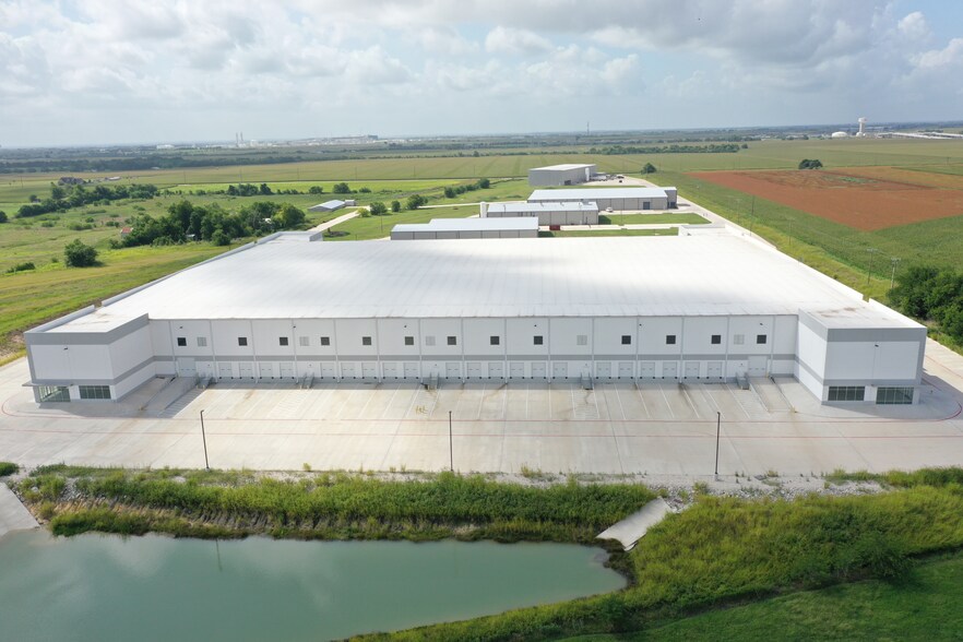 370 BFG 9000 Way, Taylor, TX à louer - Photo du bâtiment - Image 2 de 14