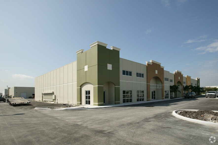 2051 NW 112th Ave, Doral, FL à louer - Photo du bâtiment - Image 2 de 90