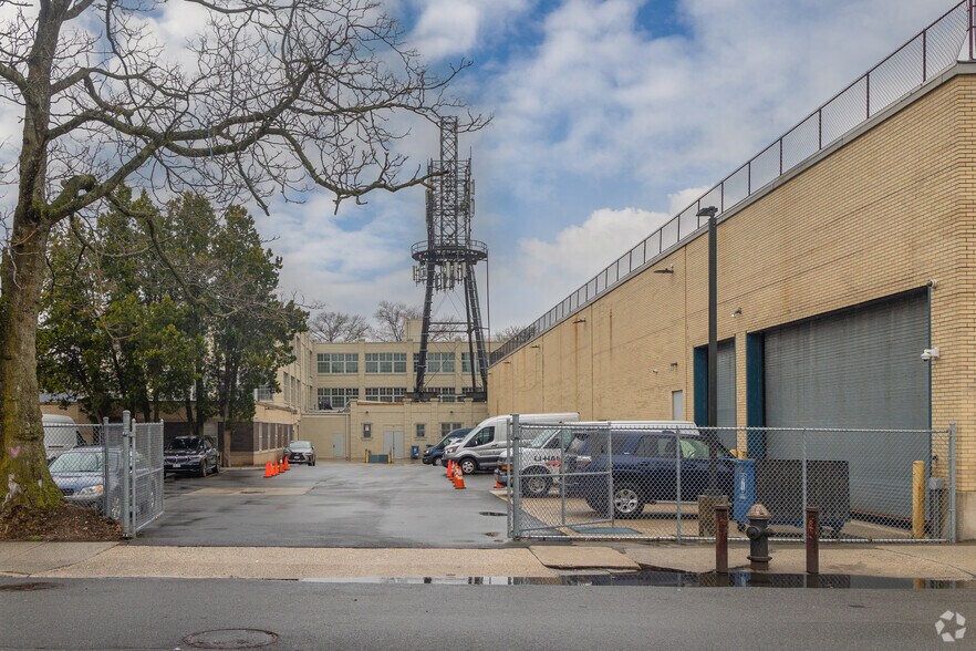 101-01 95th Ave, Ozone Park, NY à louer - Photo du bâtiment - Image 3 de 7