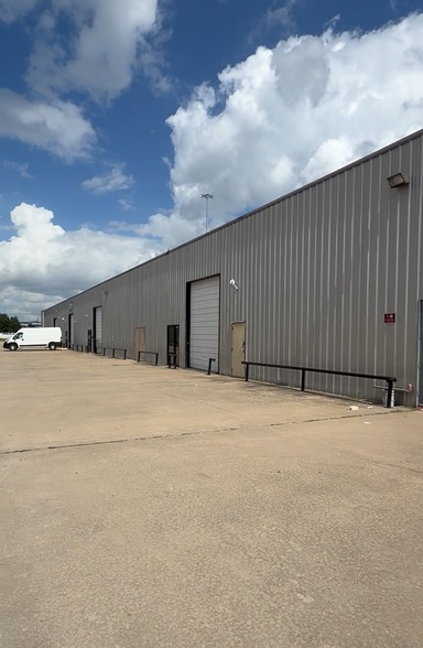 5479 W Sam Houston Pky N, Houston, TX for lease - Commercial Listing Video - Image 3 of 6