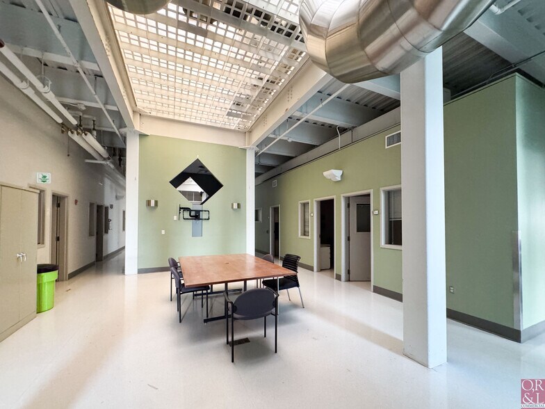 35 NE Industrial Rd, Branford, CT à louer - Photo du bâtiment - Image 2 de 26