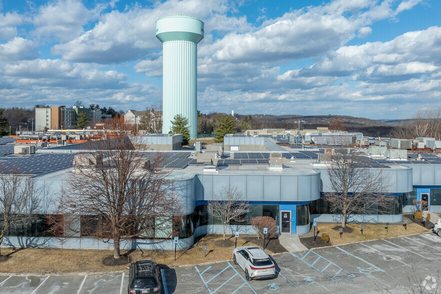 100 Corporate Blvd, Yonkers, NY à louer - Photo du bâtiment - Image 2 de 5