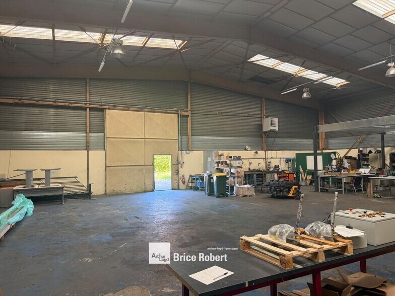 Flex in Vaulx En Velin for lease - Interior Photo - Image 3 of 7