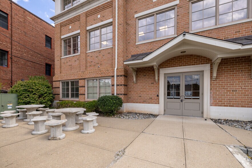 62 Elm St, Morristown, NJ à louer - Photo du bâtiment - Image 3 de 8