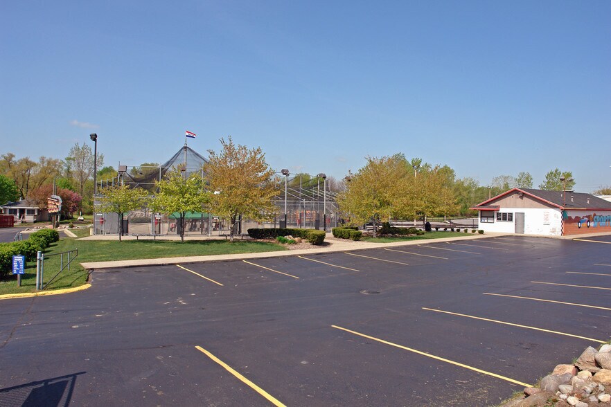 4355 Highland Rd, Waterford, MI for sale - Building Photo - Image 2 of 13