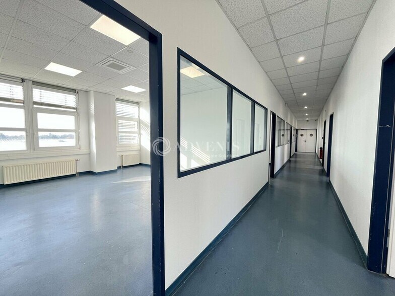 37 Rue Gustave Eiffel, Goussainville for lease - Interior Photo - Image 3 of 9