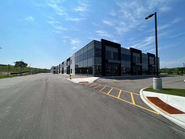 45 Eric T Smith Way, Aurora, ON à vendre - Photo du bâtiment - Image 2 de 9