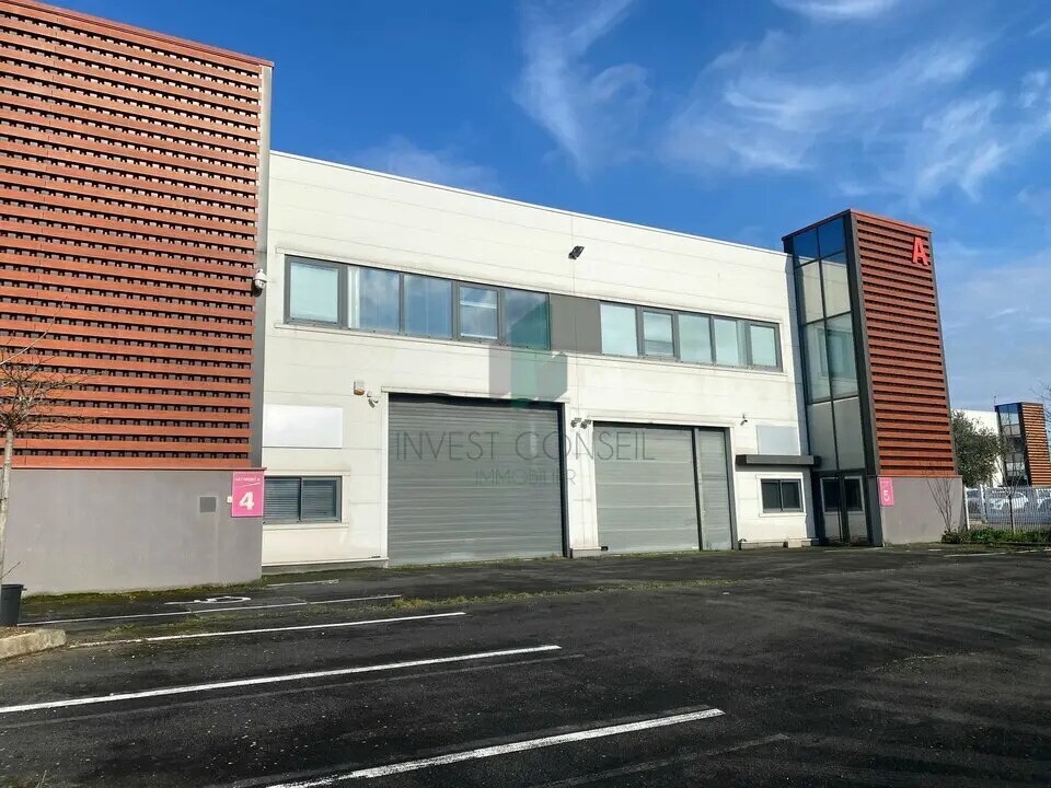 Flex in Stains for lease Building Photo- Image 1 of 11