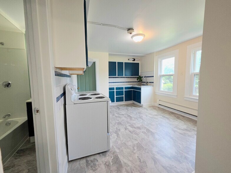 8 Highview Ave, Hope Valley, RI à vendre - Photo intérieure - Image 3 de 10