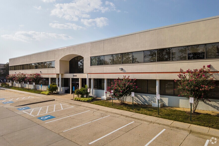 6820 Commercial Dr, Springfield, VA à louer - Photo du bâtiment - Image 2 de 9