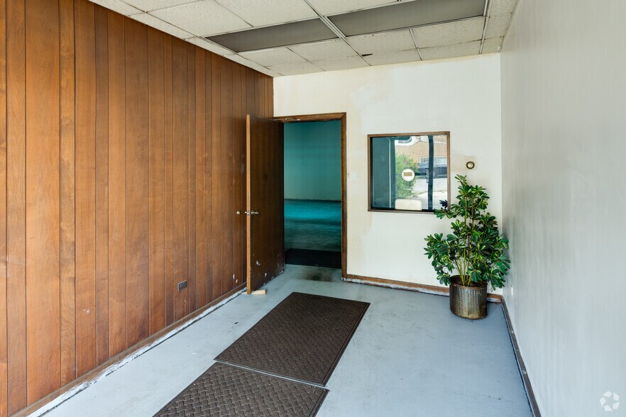 5851 W Dickens Ave, Chicago, IL à louer - Hall d’entrée - Image 3 de 21