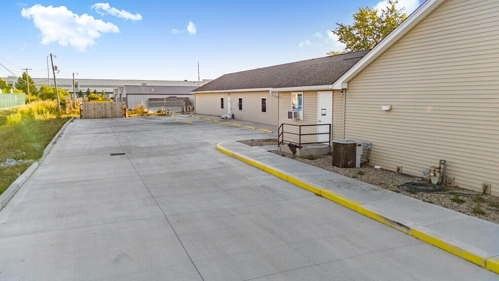 925 Hendricks Dr, Lebanon, IN à vendre - Photo du bâtiment - Image 2 de 49