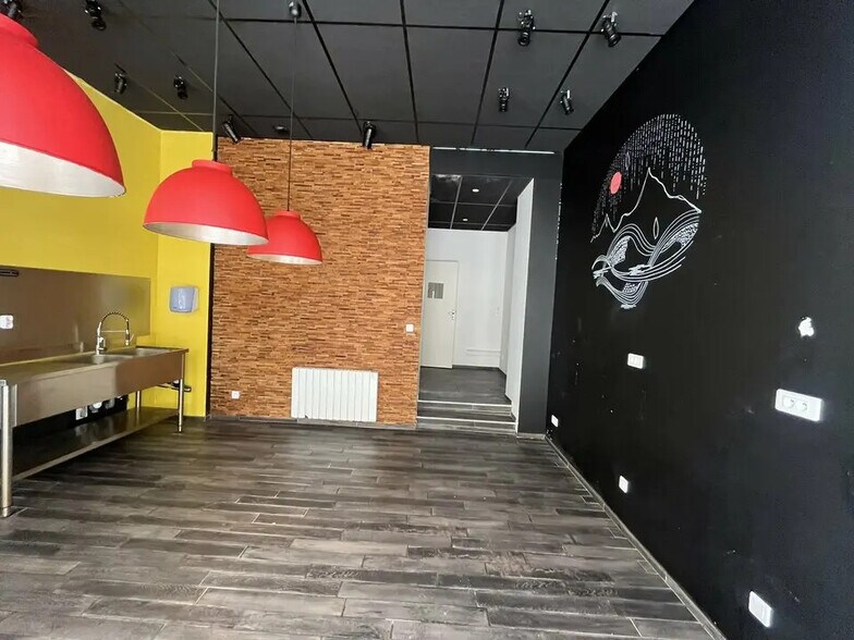 Retail in Lyon for lease - Interior Photo - Image 2 of 5