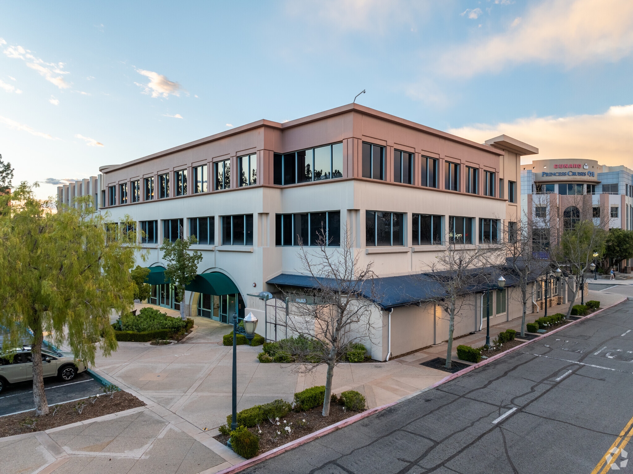 24300 Town Center Dr, Valencia, CA à louer Photo principale- Image 1 de 11