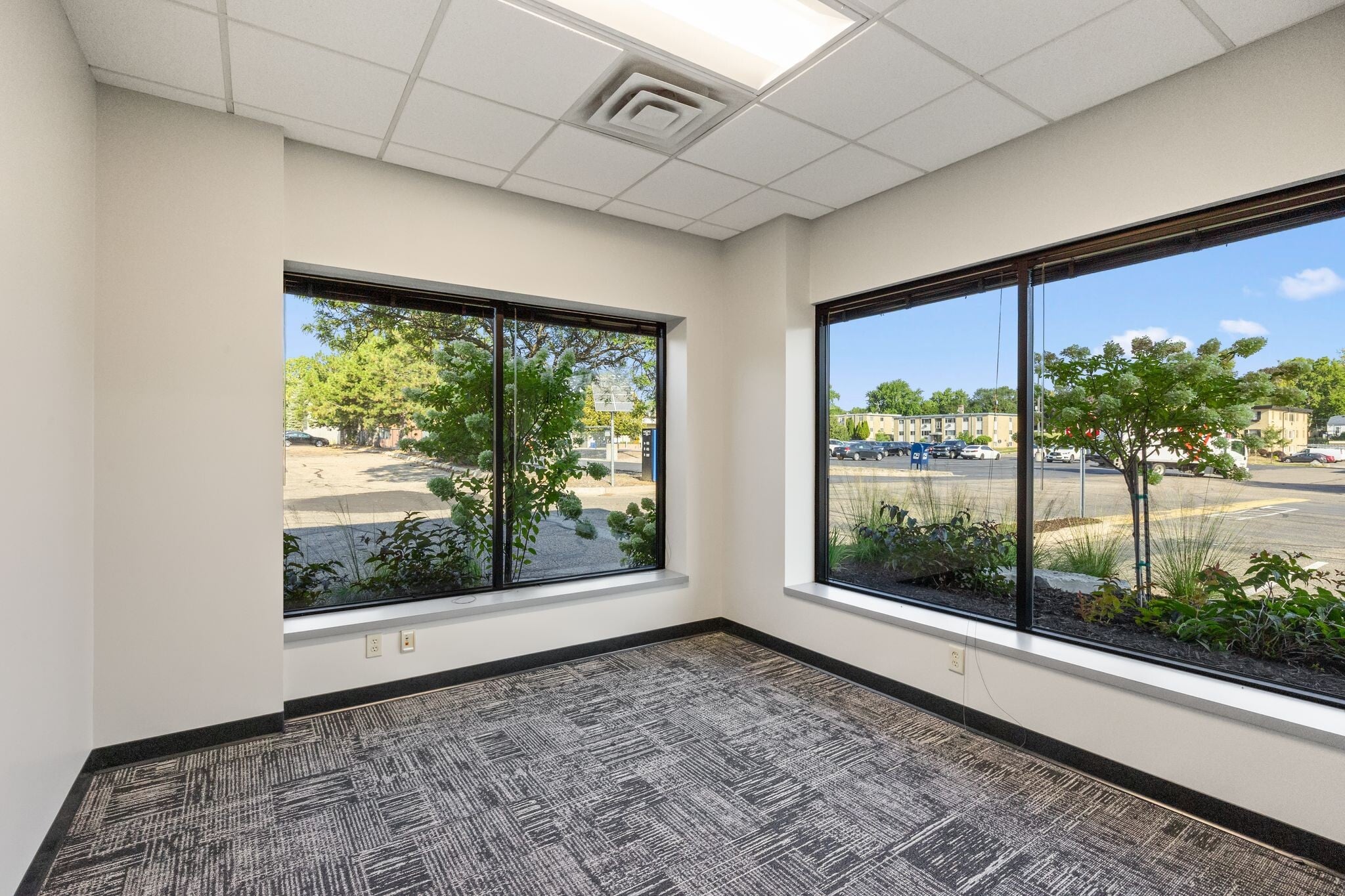 425 Etna St, Saint Paul, MN for lease Interior Photo- Image 1 of 10