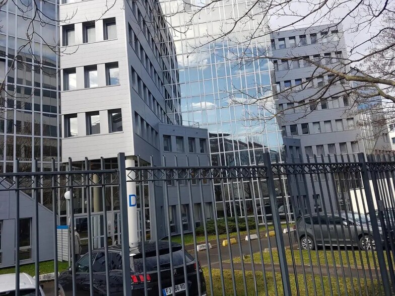 Bureau dans Colombes à louer - Photo du bâtiment - Image 3 de 16