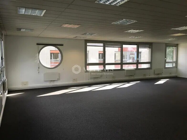 Bureau dans Émerainville à louer - Photo intérieure - Image 3 de 10