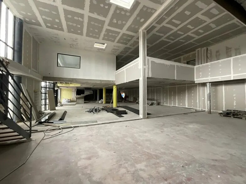 Retail in Saint-Thibault-des-Vignes for sale - Building Photo - Image 3 of 5