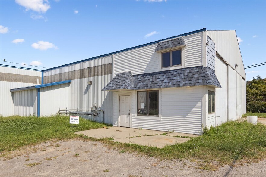 683 River Rd, Bay City, MI à vendre - Photo du bâtiment - Image 2 de 44