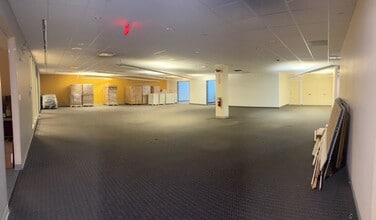 5900 Howard St, Skokie, IL for lease Interior Photo- Image 2 of 13