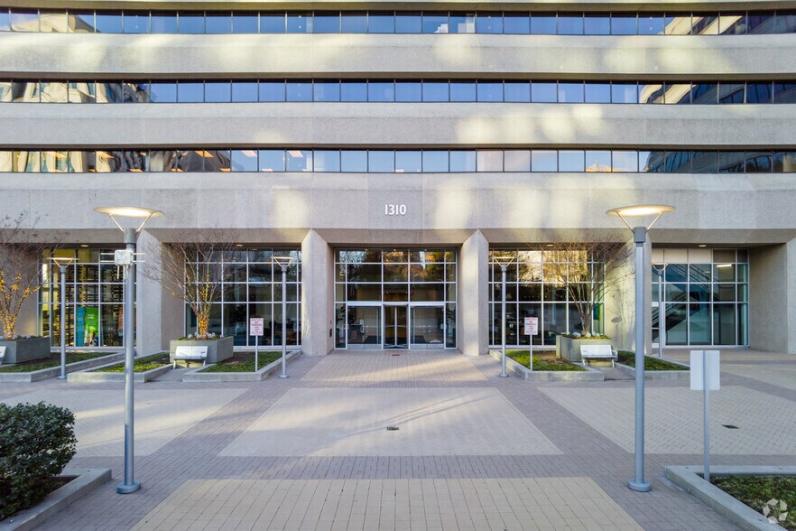 1310 N Courthouse Rd, Arlington, VA à louer - Photo du bâtiment - Image 2 de 19