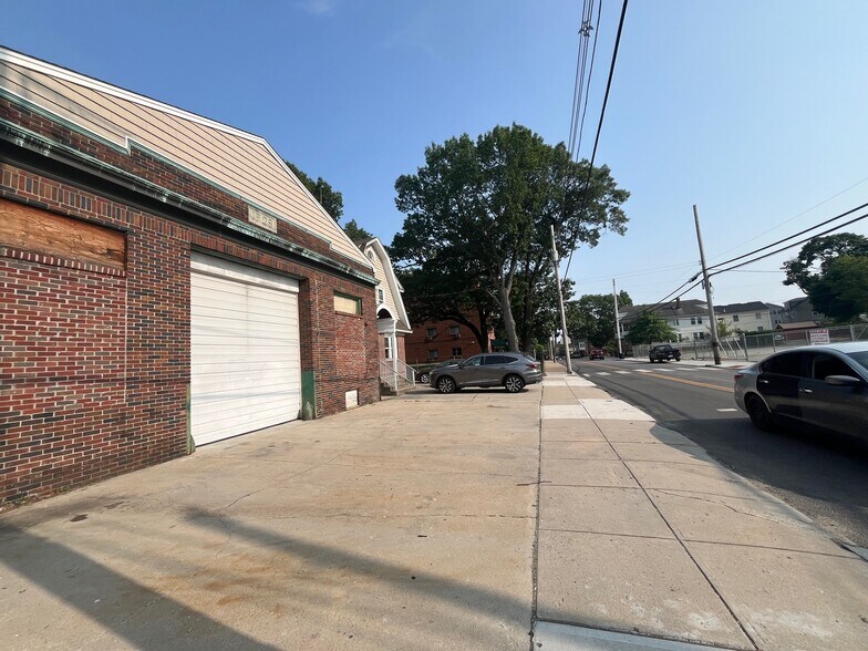 461 Douglas Ave, Providence, RI à louer - Photo du bâtiment - Image 2 de 7