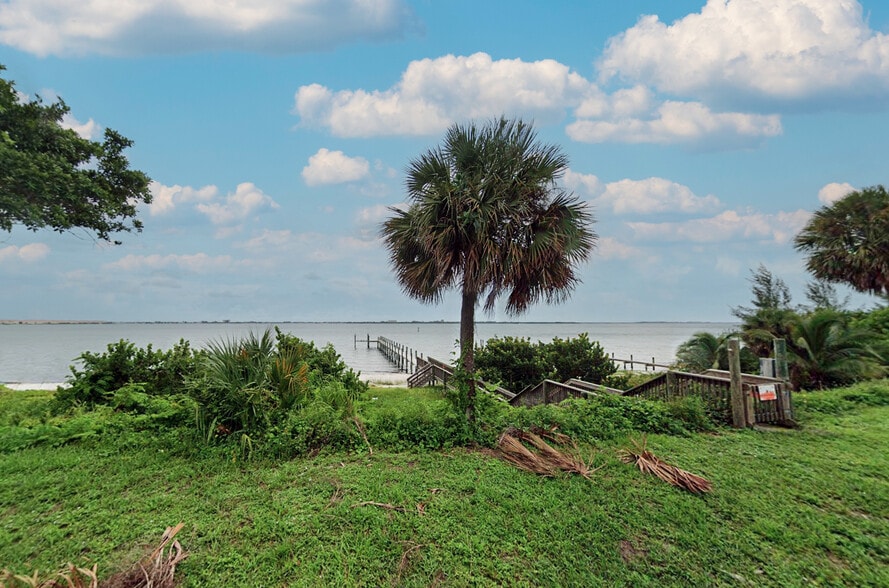 Rare Waterfront Hospitality Property portfolio of 2 properties for sale on LoopNet.ca - Building Photo - Image 2 of 5